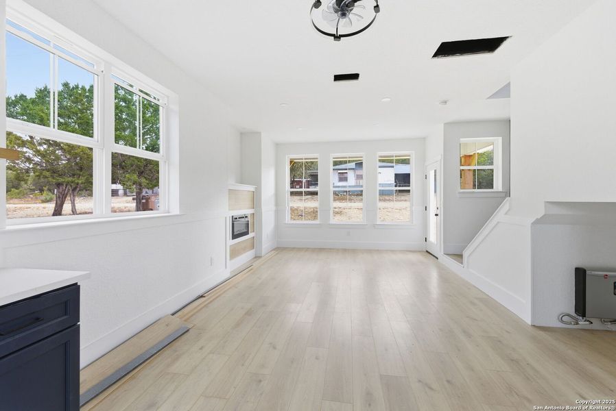 Spacious, unfurnished interior of a new home in , Bandera (Image 17).