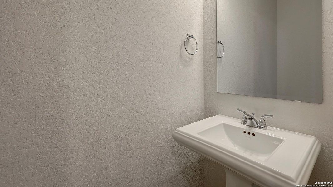 Close-up of interior finishes inside a home in Ladera 45', San Antonio (Image 17).