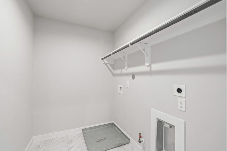 Spacious, unfurnished interior of a new home in Sunterra, Katy (Image 10).