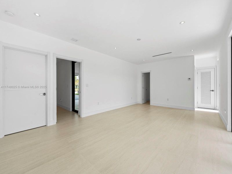 Spacious, unfurnished interior of a new home in , Tavernier (Image 25).