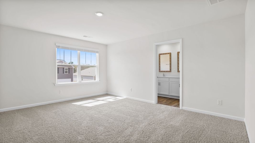 Spacious, unfurnished interior of a new home in Hawk Ridge, Anderson (Image 29).