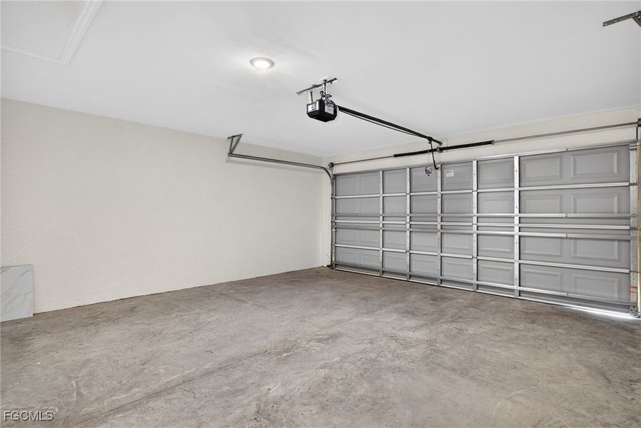 Spacious, unfurnished interior of a new home in Cape Coral, Cape Coral (Image 24).