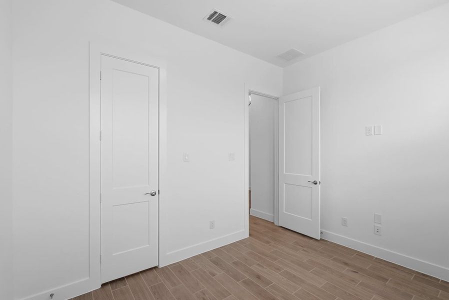 Representative unfurnished interior of a home built from the Summerton by Chesmar Homes in Beacon Point, Texas City (Image 25).