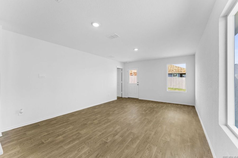 Spacious, unfurnished interior of a new home in Arroyo Ranch, Seguin (Image 14).