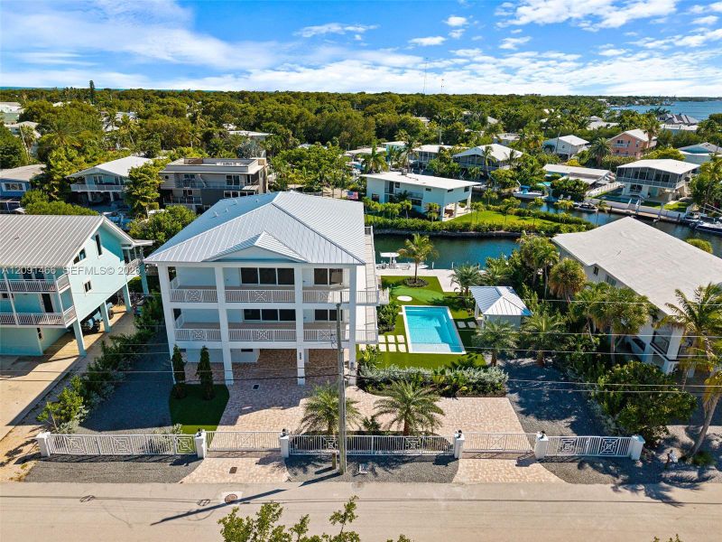 Condo located in Tavernier, FL showcasing its design and architecture (Image 56).