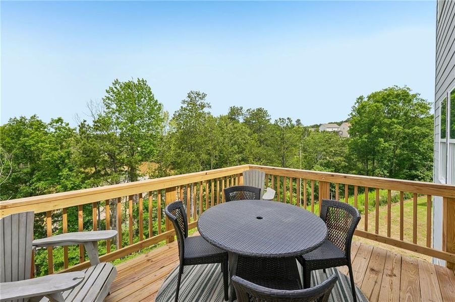 Exterior details and patio area of a home in Ivey Township, Dallas (Image 4).