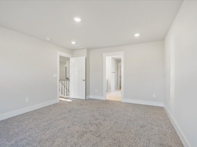 Spacious, unfurnished interior of a new home in Crossing at Abner Creek, Greer (Image 10).