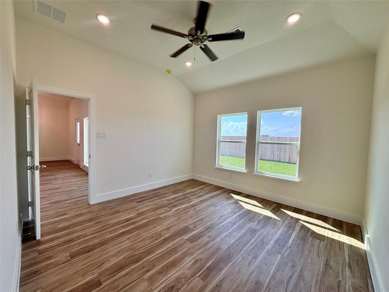 Spacious, unfurnished interior of a new home in , Port Lavaca (Image 9).