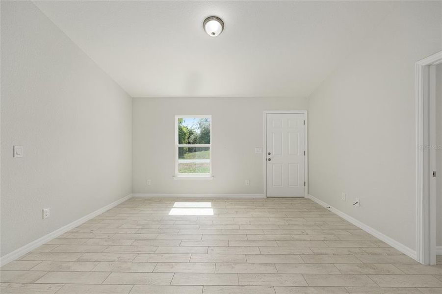 Spacious, unfurnished interior of a new home in , Ocala (Image 11).