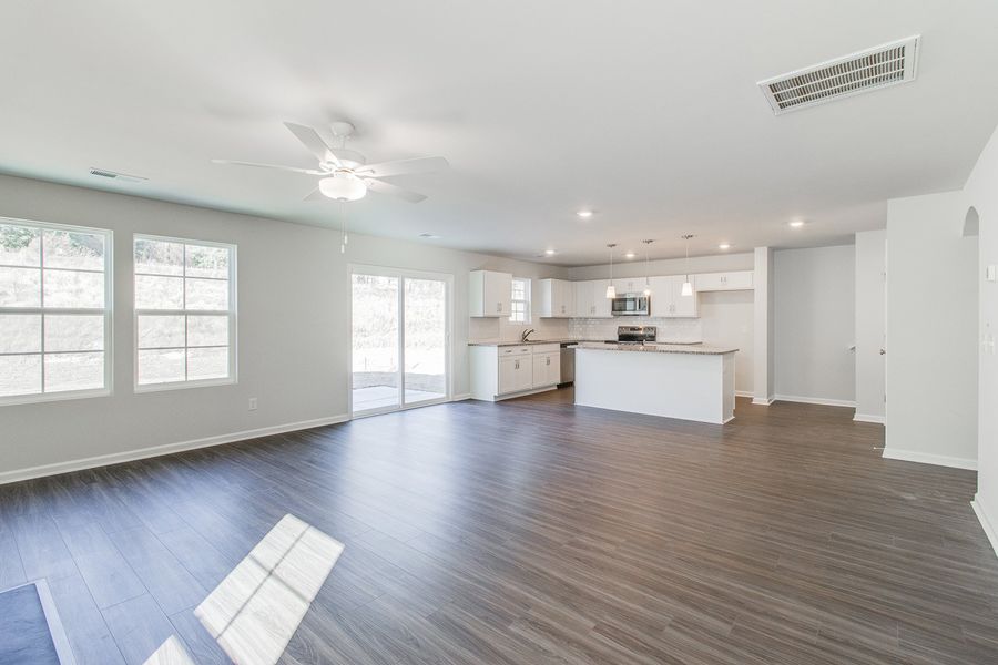 Spacious, unfurnished interior of a new home in Bluefield, Lexington (Image 21).