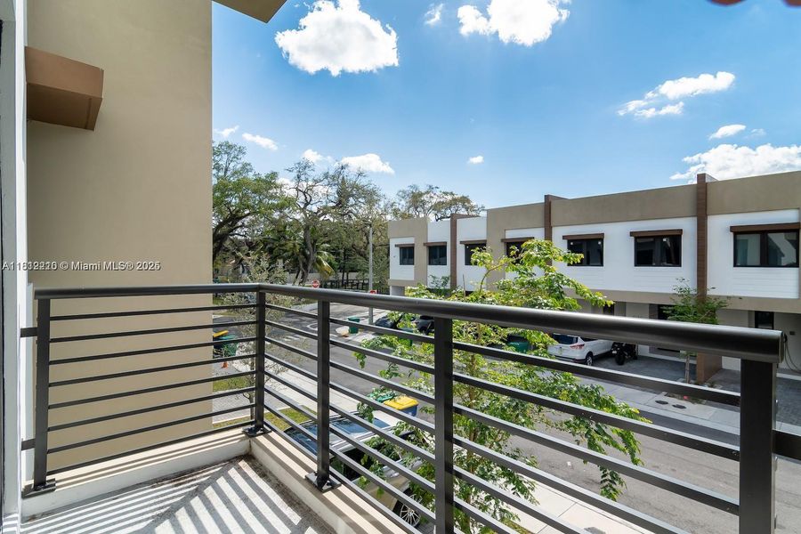Exterior details and patio area of a home in , Dania Beach (Image 4).