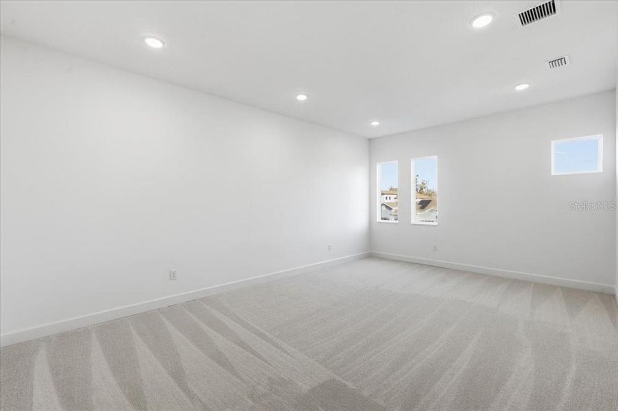 Spacious, unfurnished interior of a new home in Shorefront Cove, Winter Garden (Image 8).