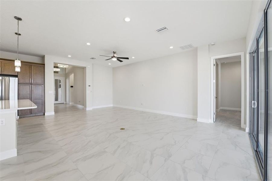Spacious, unfurnished interior of a new home in Valencia Ridge, Wesley Chapel (Image 23).