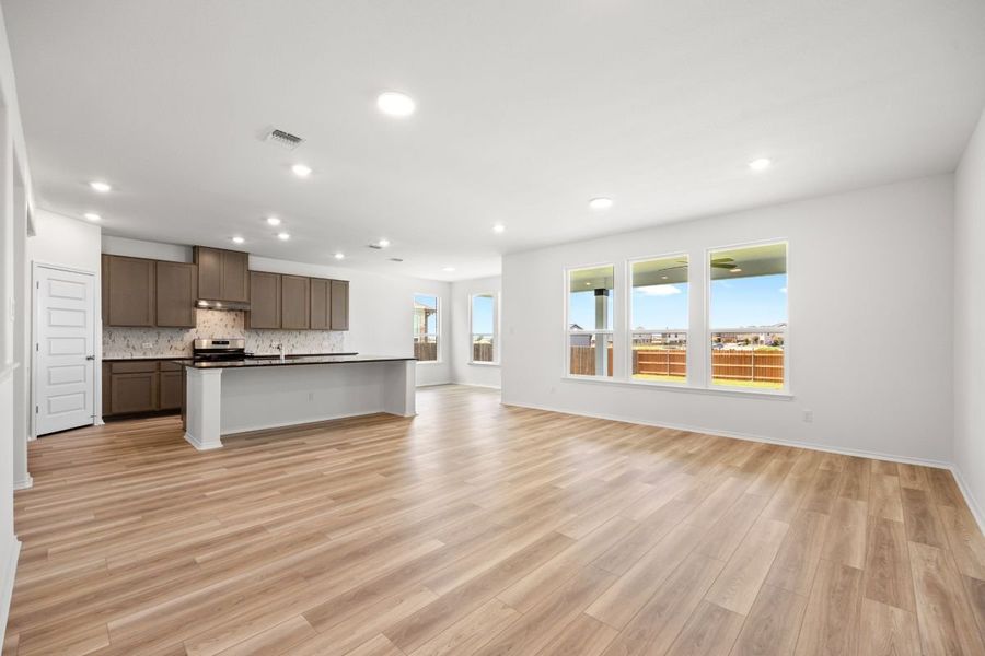 Spacious, unfurnished interior of a new home in Salerno - Hallmark Collection, Round Rock (Image 16).