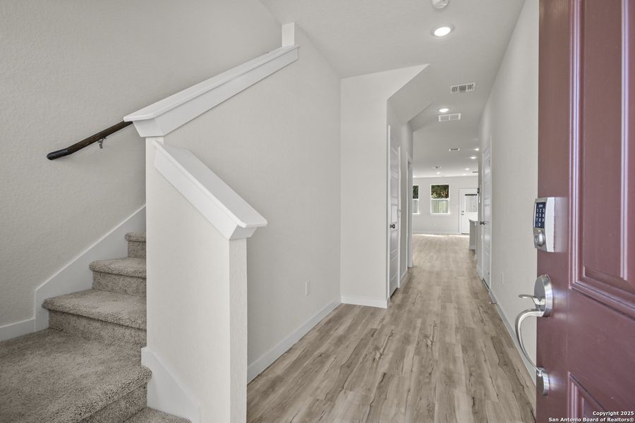 Spacious, unfurnished interior of a new home in Rosemont Hill, San Antonio (Image 16).