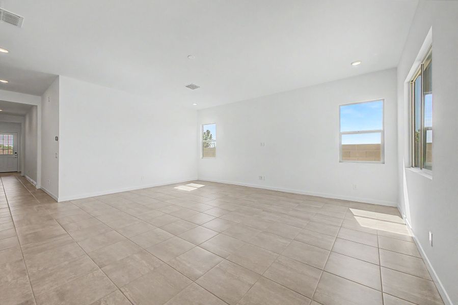 Spacious, unfurnished interior of a new home in Landmarke, San Tan Valley (Image 9).