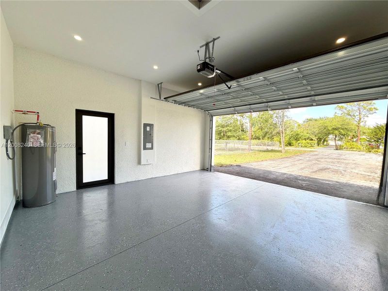 Spacious, unfurnished interior of a new home in , Naples (Image 29).