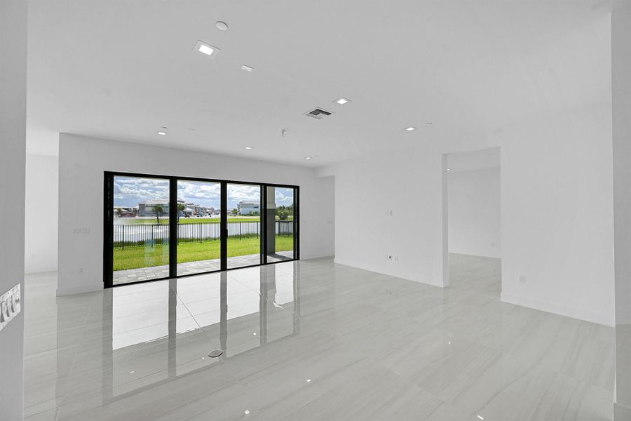 Spacious, unfurnished interior of a new home in Apex at Avenir, Palm Beach Gardens (Image 18).