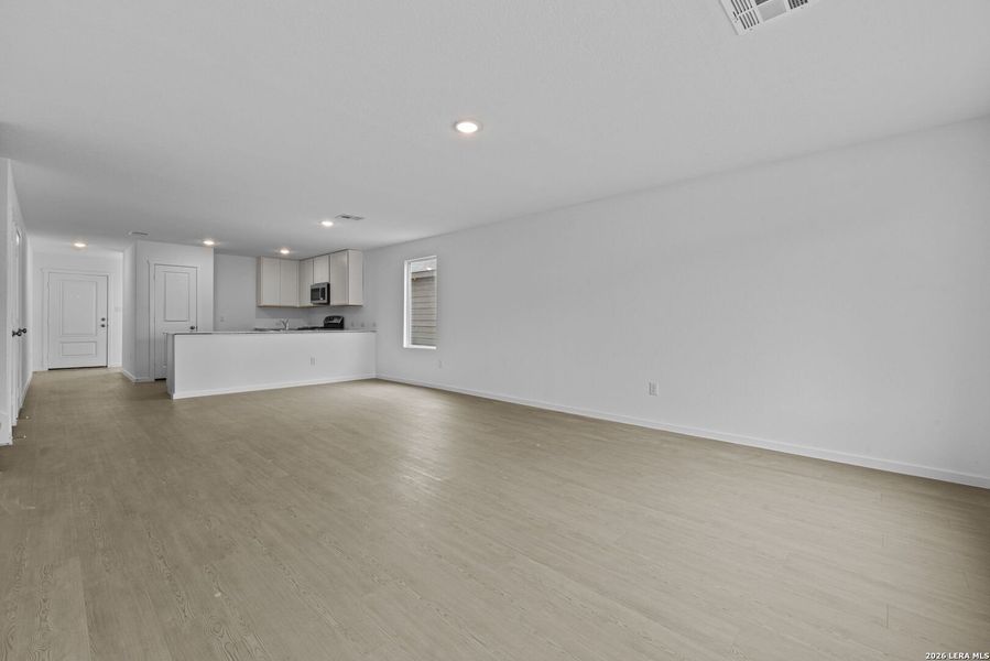 Spacious, unfurnished interior of a new home in Voss Farms, New Braunfels (Image 9).