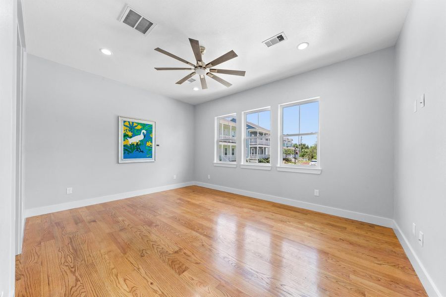 Spacious, unfurnished interior of a new home in , Galveston (Image 17).
