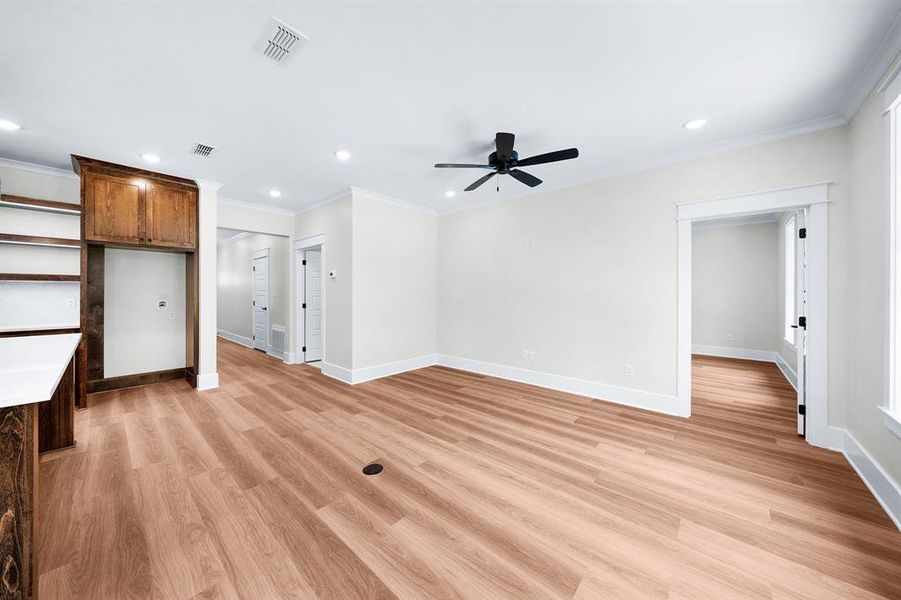 Spacious, unfurnished interior of a new home in , Mineola (Image 14).