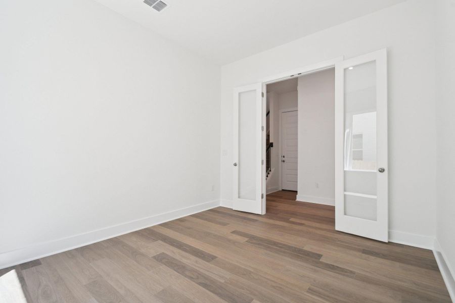 Spacious, unfurnished interior of a new home in Persimmon, Buda (Image 38).