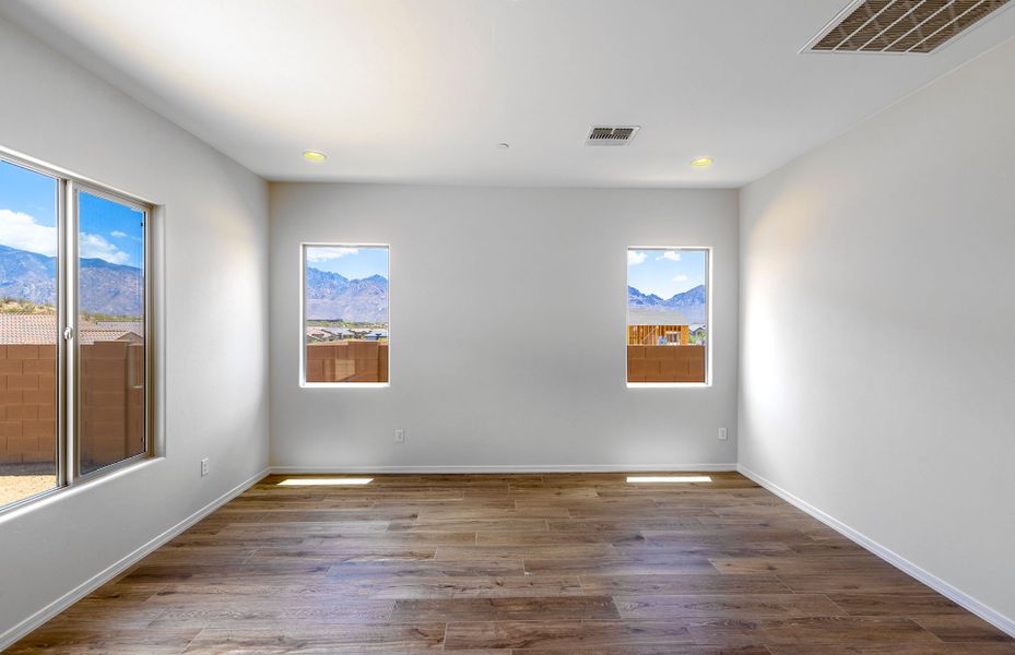 Spacious, unfurnished interior of a new home in Vistoso Canyon Estates, Oro Valley (Image 15).
