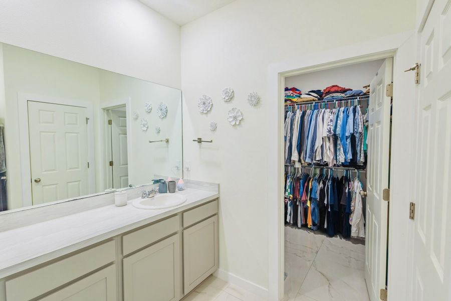 Master bath/Walking Closet