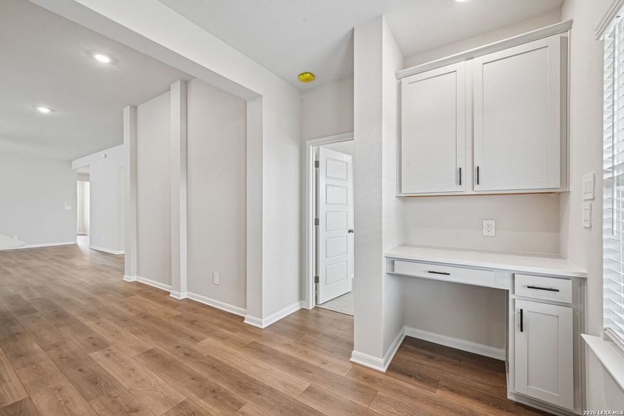 Spacious, unfurnished interior of a new home in Thomas Pond, San Antonio (Image 32).