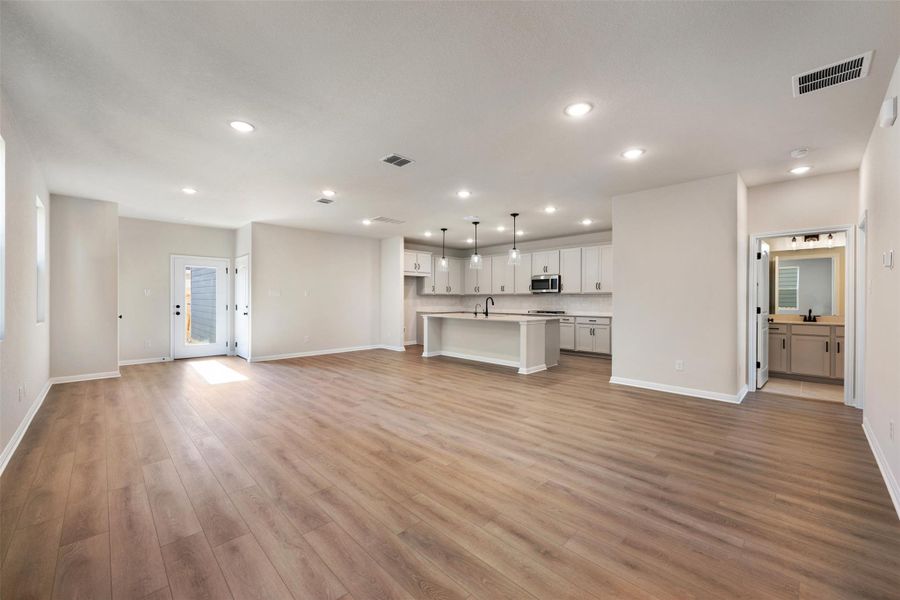Representative images and renderings are for illustrative purposes. Actual structural options and design finishes of home may vary.