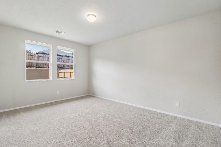 Spacious, unfurnished interior of a new home in Hunters Ranch, San Antonio (Image 18).