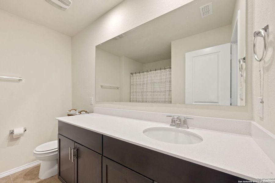 Furnished interior view inside a new home in Cinco Lakes, San Antonio (Image 14). Furnished interior view inside a new home in Cinco Lakes, San Antonio (Image 14).