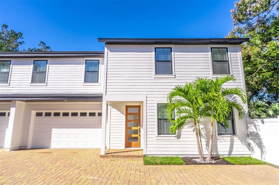 Exterior details and patio area of a home in , Orlando (Image 15).