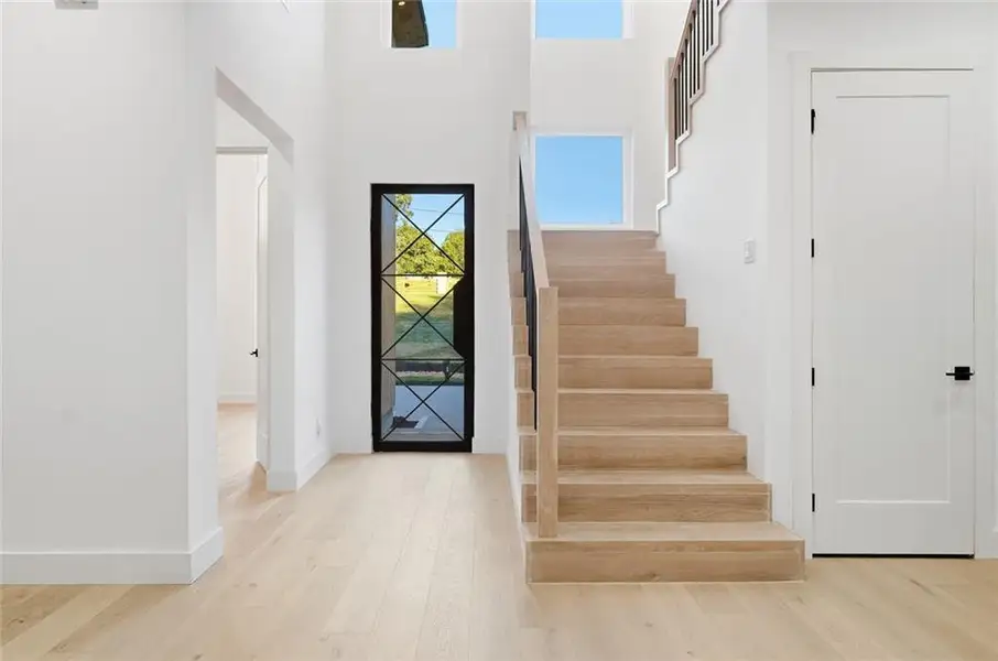Spacious, unfurnished interior of a new home in , Gainesville (Image 34).