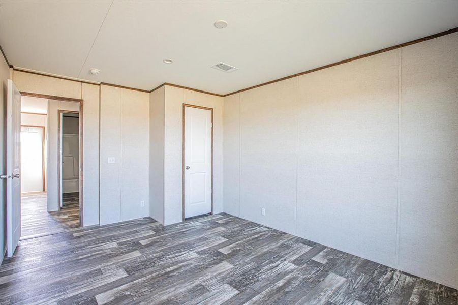 Spacious, unfurnished interior of a new home in , Bellevue (Image 11).