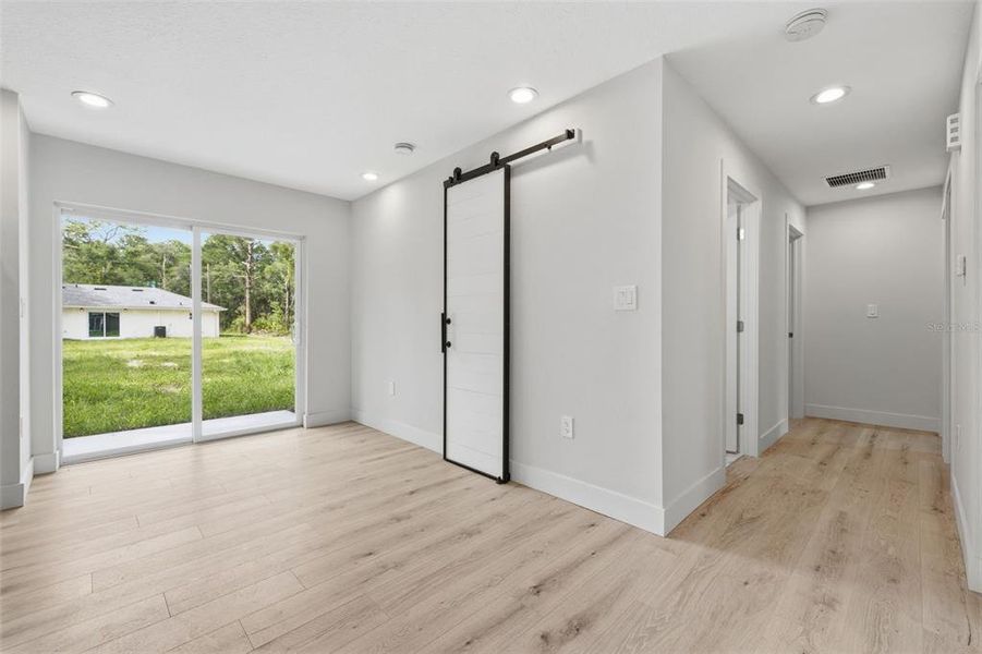 Spacious, unfurnished interior of a new home in , Crystal River (Image 16).