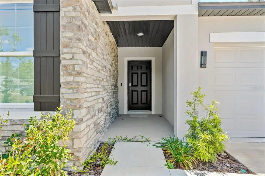 Exterior details and patio area of a home in , Weeki Wachee (Image 18).