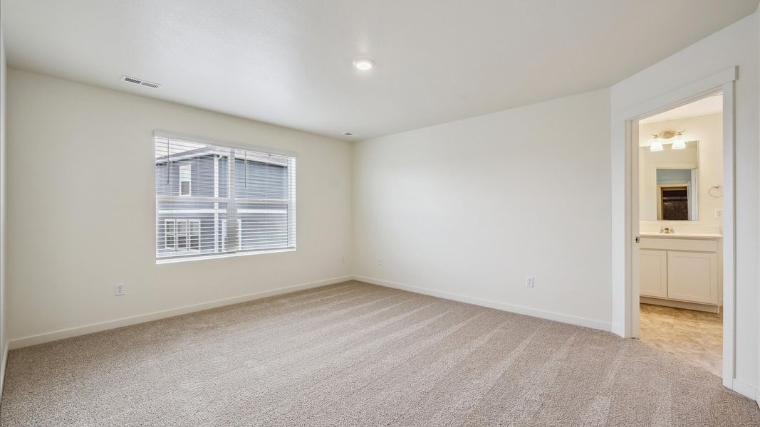 Spacious, unfurnished interior of a new home in Settlers Crossing, Commerce City (Image 18).