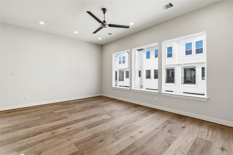 Spacious, unfurnished interior of a new home in Willowbend Point, Houston (Image 24).