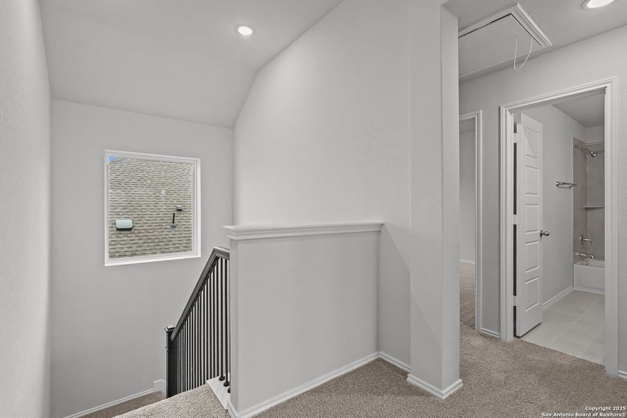 Spacious, unfurnished interior of a new home in Sunflower Ridge, New Braunfels (Image 18).