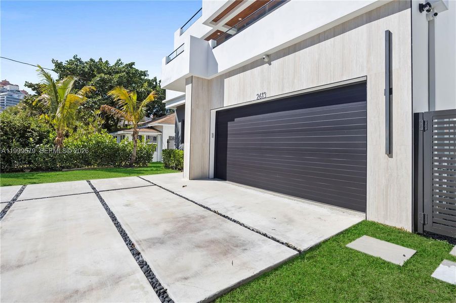 Exterior details and patio area of a home in , Fort Lauderdale (Image 25).