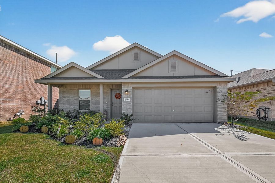 Front exterior of a new home in , Baytown, TX, highlighting curb appeal (Image 21).