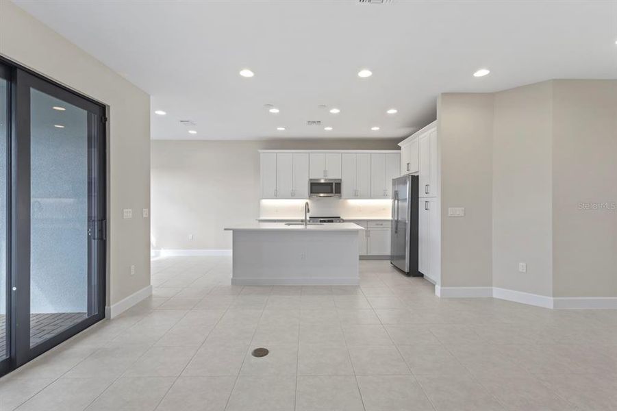 Spacious, unfurnished interior of a new home in , Fort Myers (Image 15).