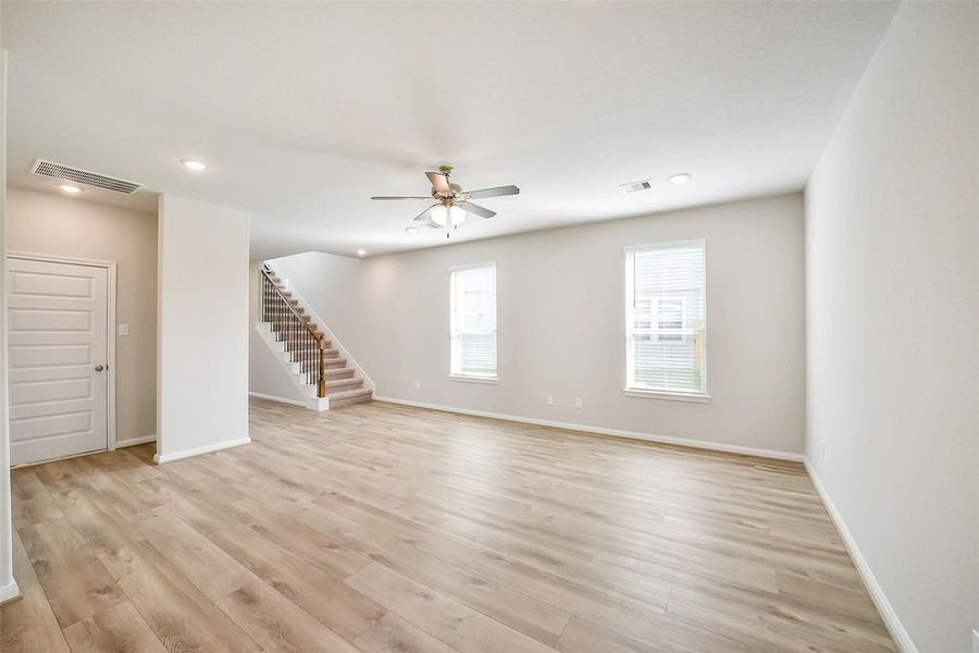 Spacious, unfurnished interior of a new home in Anderson Lake, Houston (Image 4).