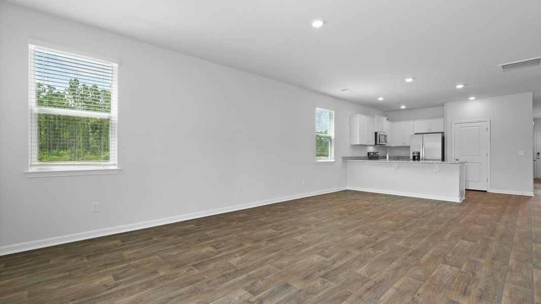 Spacious, unfurnished interior of a new home in Carolina Groves, Moncks Corner (Image 10).