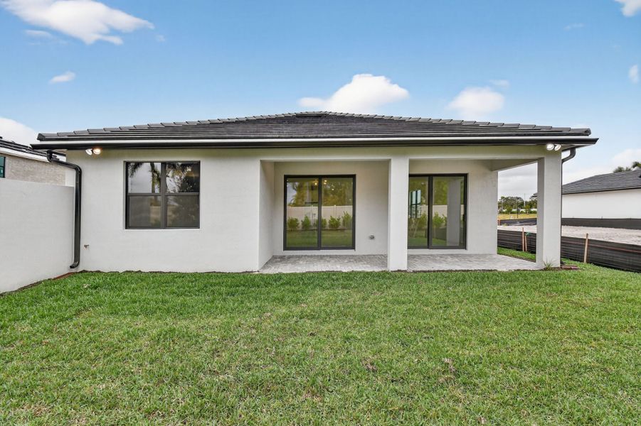 Exterior details and patio area of a home in Hendrix Reserve, Lake Worth (Image 25).