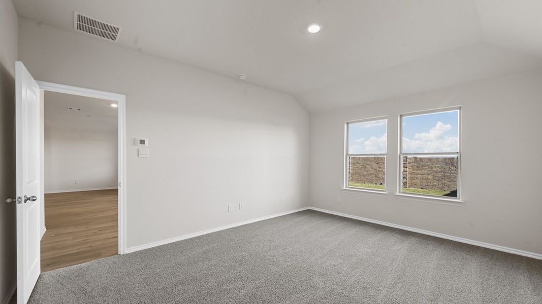 Spacious, unfurnished interior of a new home in Saddlebrook, Waxahachie (Image 10).