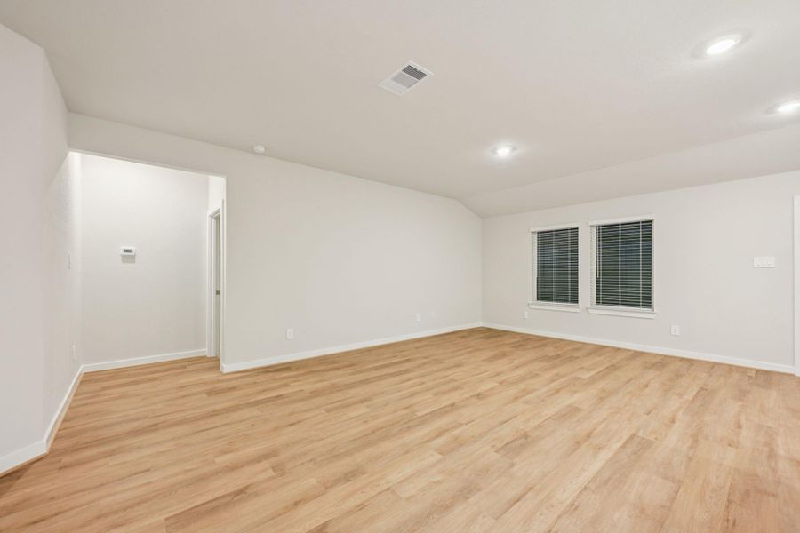 Spacious, unfurnished interior of a new home in Stewart's Ranch, Conroe (Image 29).