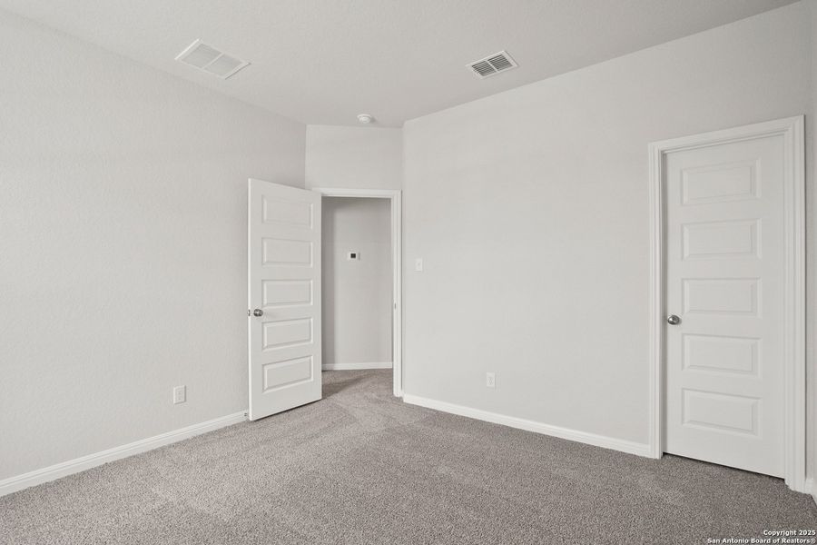 Spacious, unfurnished interior of a new home in Melissa Ranch, San Antonio (Image 26).