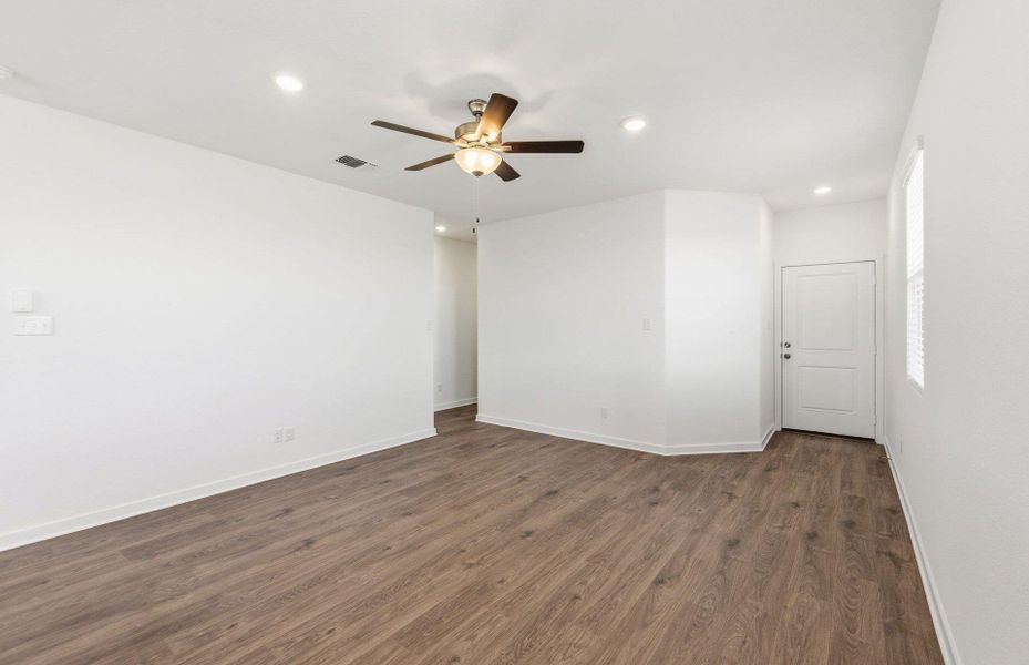 Spacious, unfurnished interior of a new home in Sonterra, Jarrell (Image 15).